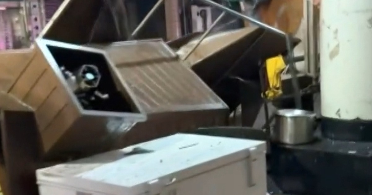 馬路上有家具被吹倒，堆積成小山。（圖／Threads@fuming_tsai授權）