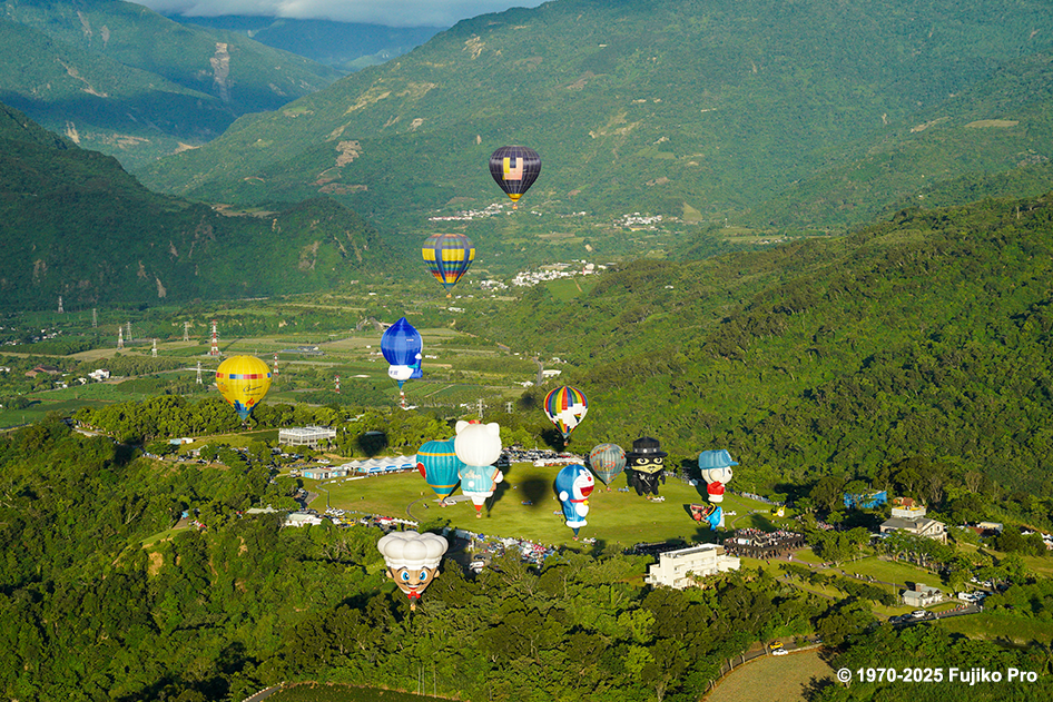 造型熱氣球齊聚鹿野高台，縱谷天際線壯觀展開。（圖／<a href='/search/tags/臺東縣政府/' target='_blank'>臺東縣政府</a>提供）