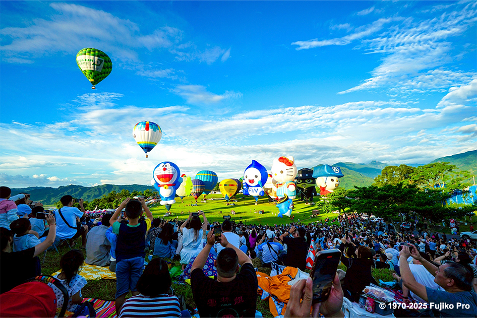 近三萬人齊聚鹿野高台共享夏日熱氣球夢幻盛會。（圖／臺東縣政府提供）