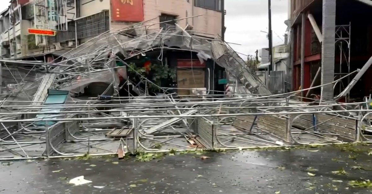 颱風丹娜絲重創嘉義，一整晚除了有路樹倒塌外，還有鷹架、鐵皮被吹落。（圖／東森新聞）