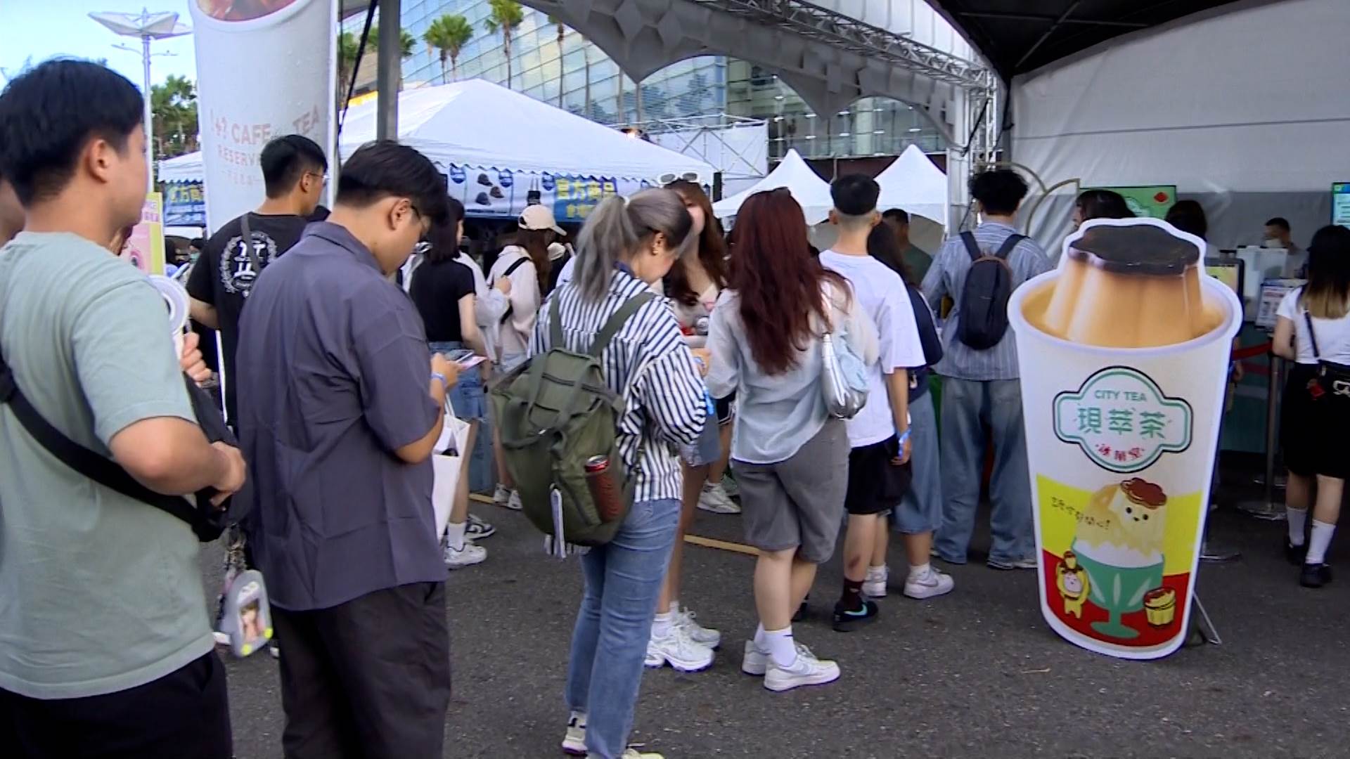 天氣真的太熱,活動開始前許多人都先到冷飲區排隊買涼的。(圖/東森新聞)