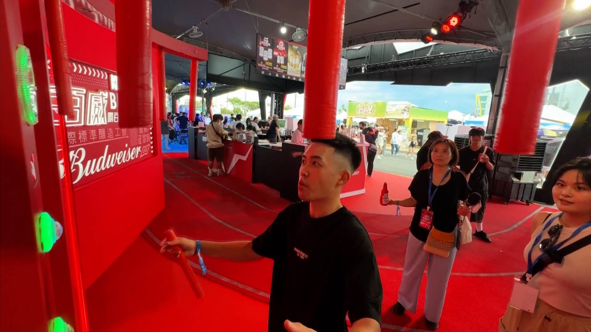 吧台區就有主舞台的轉播,讓粉絲不用到舞台前人擠人,還可以邊喝飲品,邊看表演,旁邊還有互動小遊戲。(圖/東森新聞)