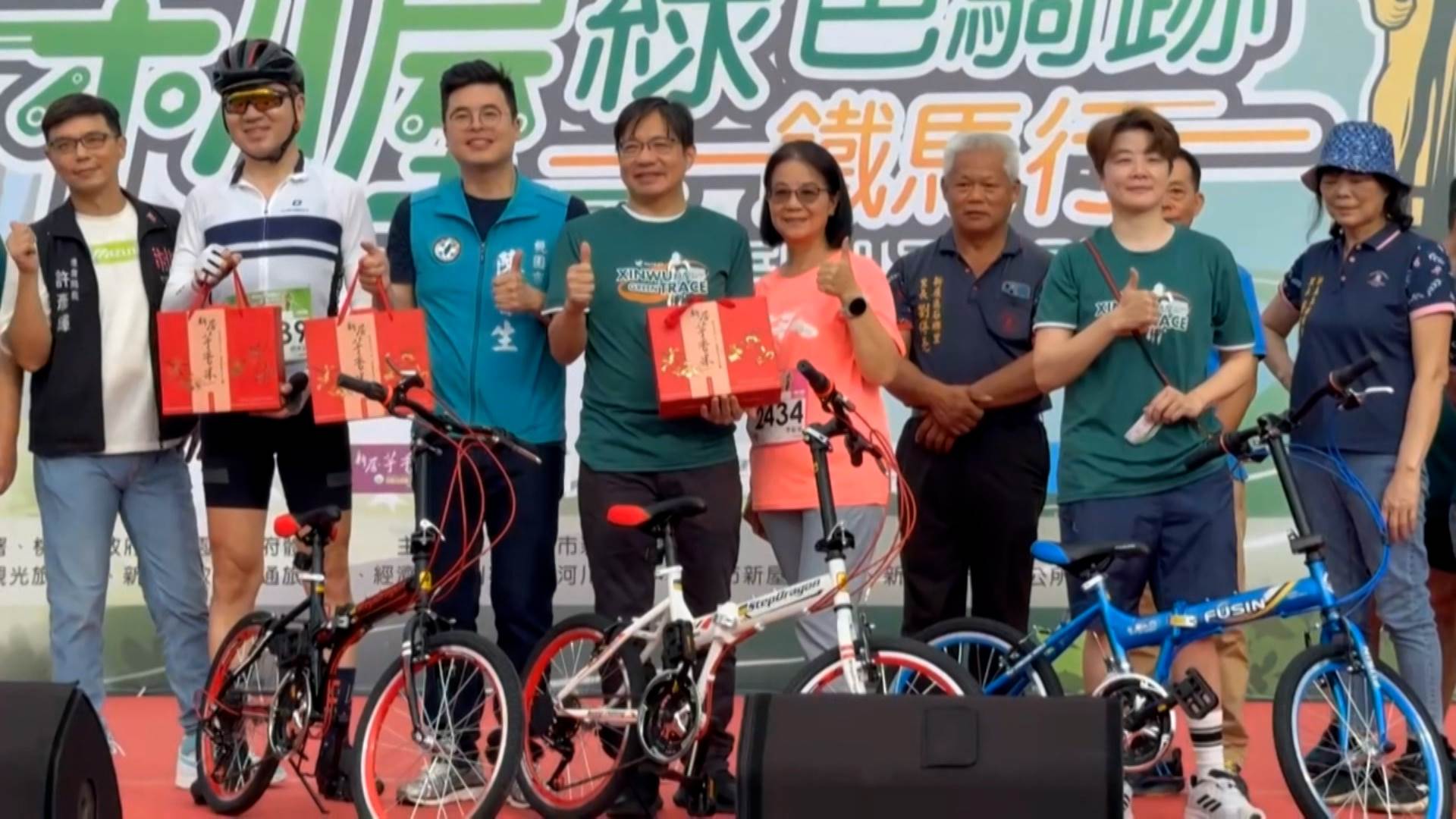 活動現場還準備多項抽獎活動，包括單車與特色禮盒。（圖／東森新聞）