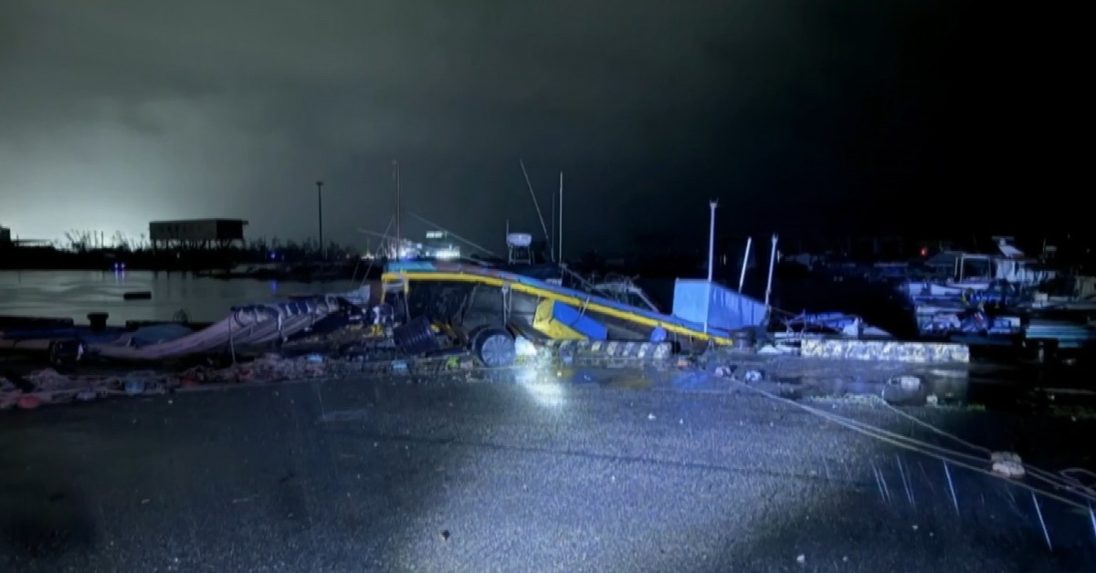 丹娜絲颱風昨（6）晚深夜登陸嘉義布袋後，帶來強勁風雨，港口邊許多船隻都遭強風吹到翻船，還有船隻被吹上岸。（圖／東森新聞）