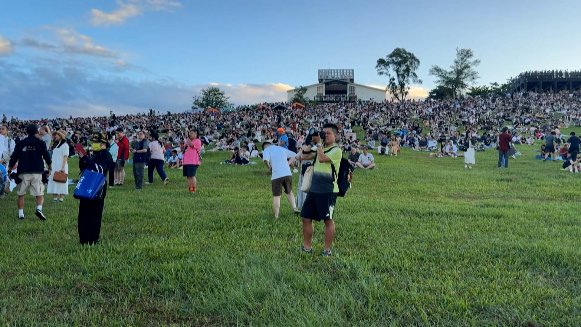 開幕首日清晨即湧入人潮，不少民眾天未亮便到場卡位，等待熱氣球升空畫面。（圖／東森新聞）
