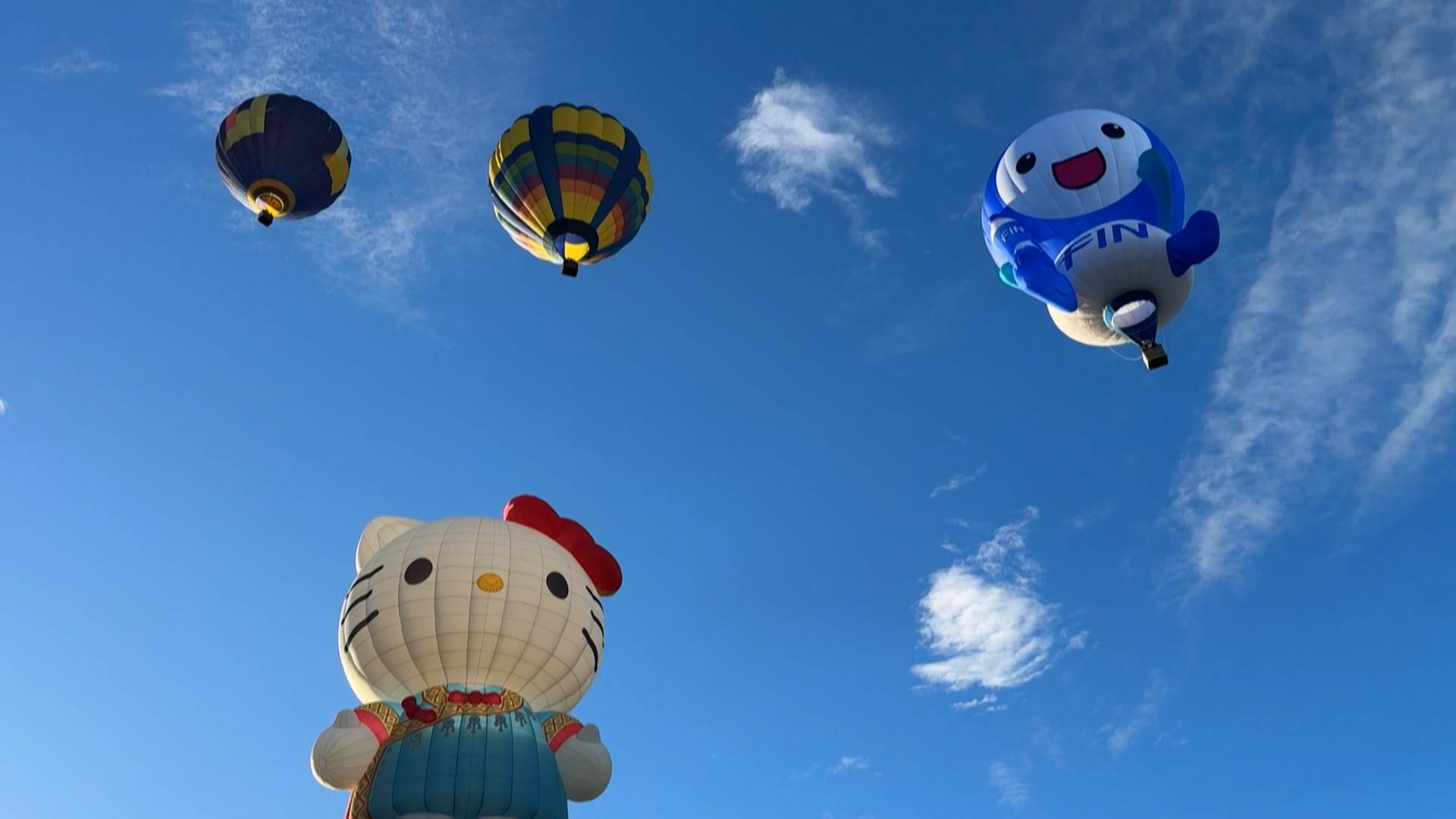 五彩繽紛的造型熱氣球排列整齊，待清晨天氣穩定後依序升空，壯觀畫面令人驚豔。（圖／東森新聞）