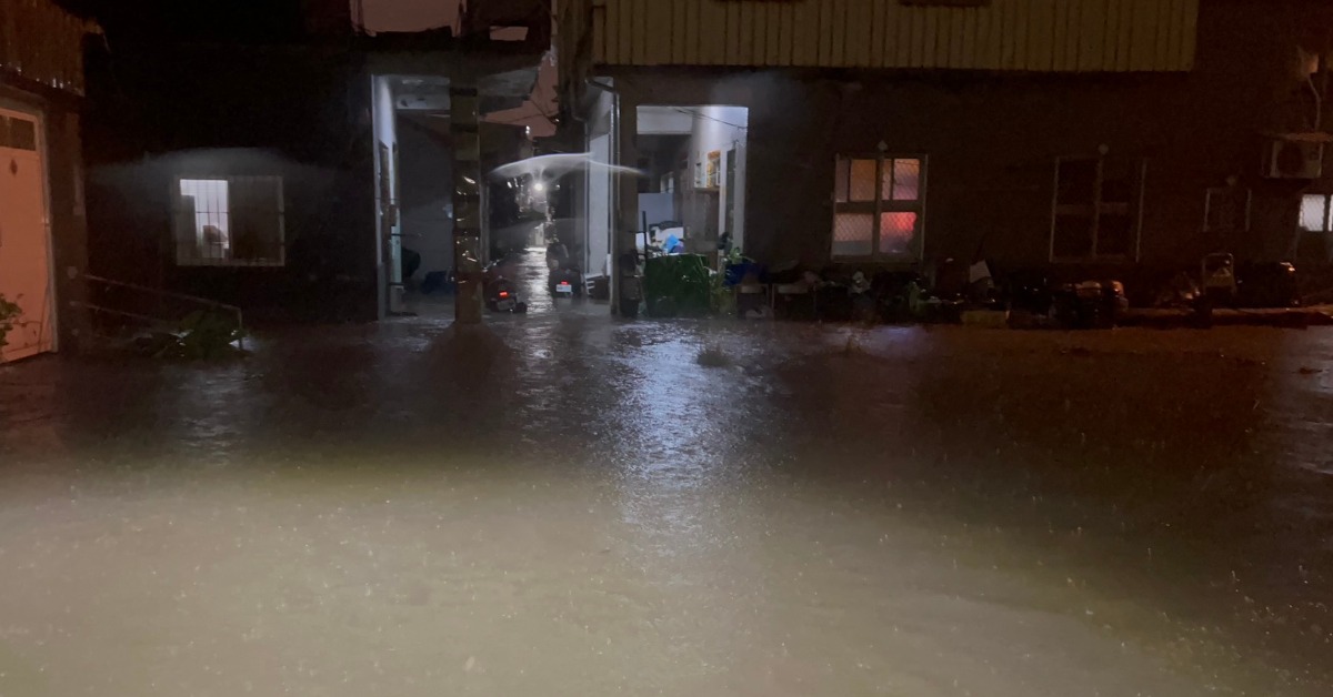 污水處理廠水管破裂，造成附近淹水。（圖／東森新聞）