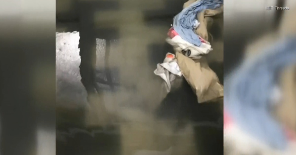 有民眾一早醒來，發現自家客廳宛如汪洋一片，趕緊拿起手機拍下誇張畫面。（圖／翻攝自Threads ＠s_y.sin）