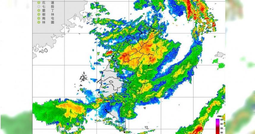 颱風丹娜絲挾帶狂風豪雨快閃台灣後，已於今清晨6時許從桃園、新竹交界處出海，目前暴風圈持續縮小減弱，預估下午便可脫離暴風圈，解除陸上颱風警報。（圖／擷取自Facebook／台灣颱風論壇｜天氣特急）