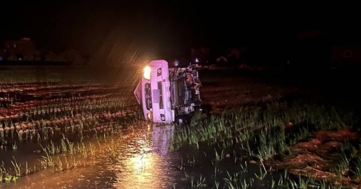 嘉義縣布袋鎮81歲老翁深夜與2名女兒出門巡田水，不料整輛車被強風吹進田裡，釀1死2傷悲劇。（圖／東森新聞）