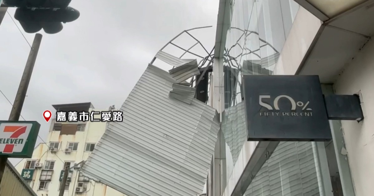 位在仁愛路上服飾店頂樓鐵皮掉落下來，不但導致玻璃破碎還壓到大約6台機車。（圖／東森新聞）