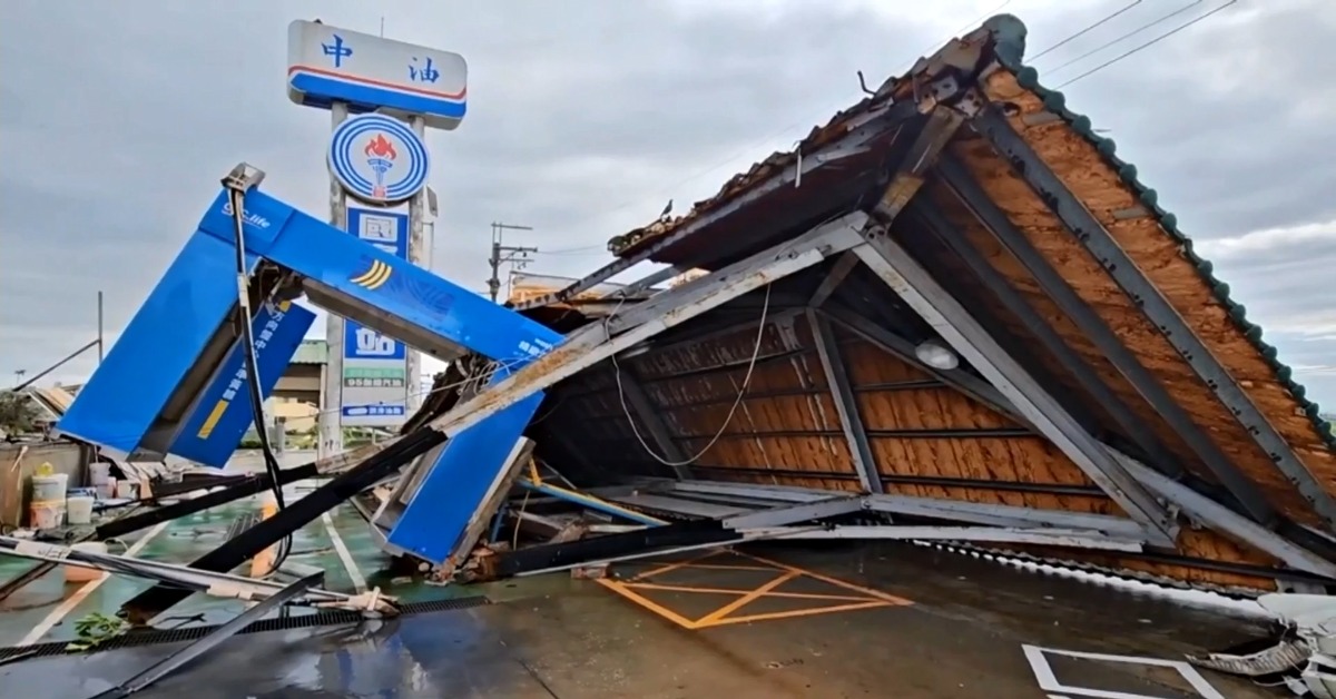七股有加油站的屋頂被吹掉，電腦機台整個毀損，無法營業損失慘重。（圖／東森新聞）