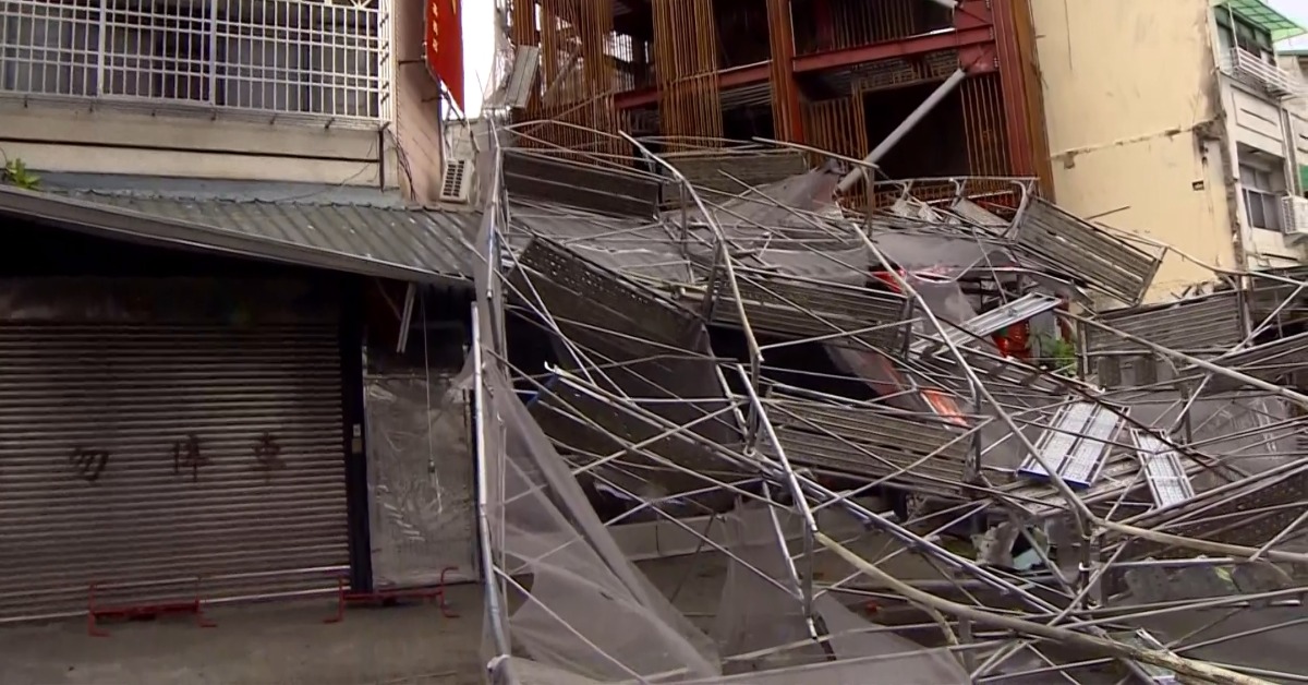 新民路上一處建築工地的鷹架整片吹倒，直接砸在剛開業的香鋪屋頂。（圖／東森新聞）