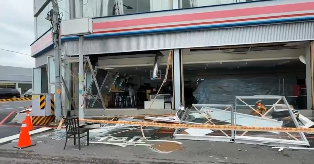 超商的落地玻璃整排被吹破。（圖／東森新聞）