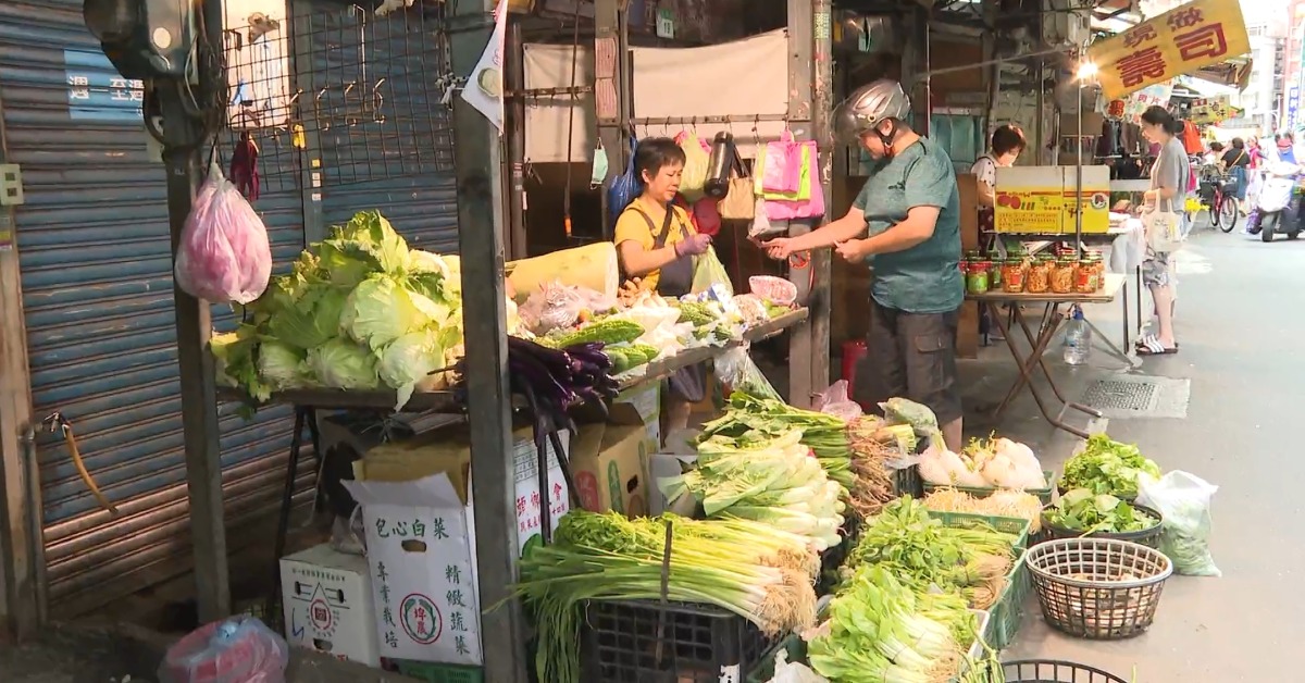 中南部災情嚴重，不少蔬菜、水果全都泡水爛掉，也讓蔬果價格飆漲，葉菜類平均就漲了超過一成。（圖／東森新聞）