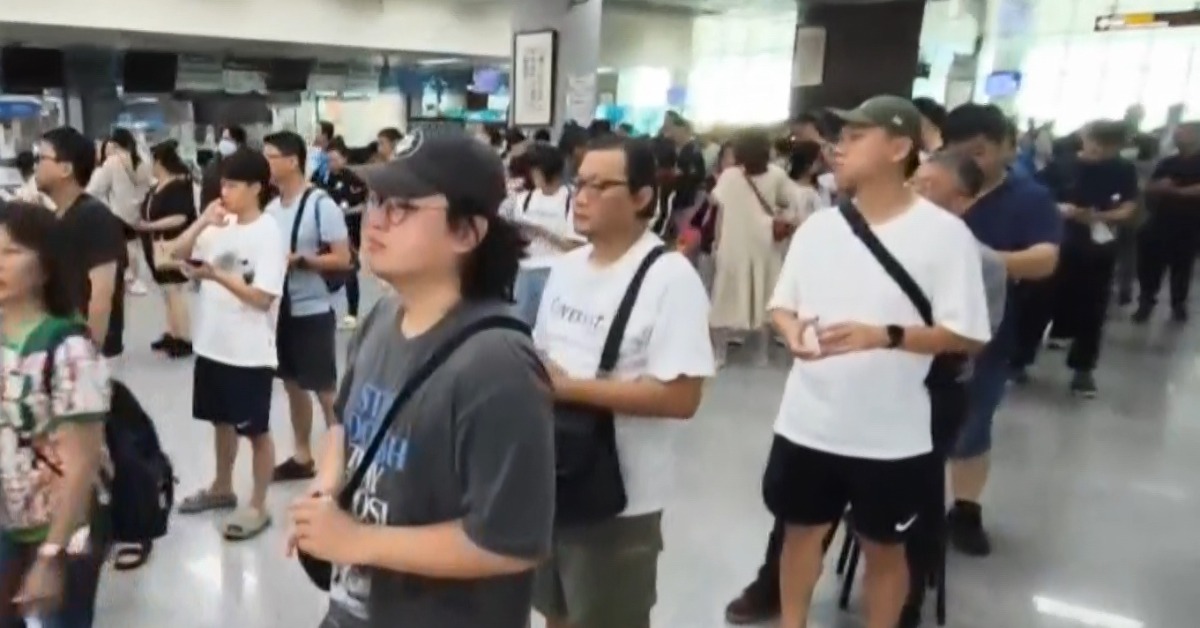 何時能回家，離島地區航班和海運交通大亂，澎湖一早超過9千名旅客滯留，中午過後，航班將陸續恢復。（圖／東森新聞）