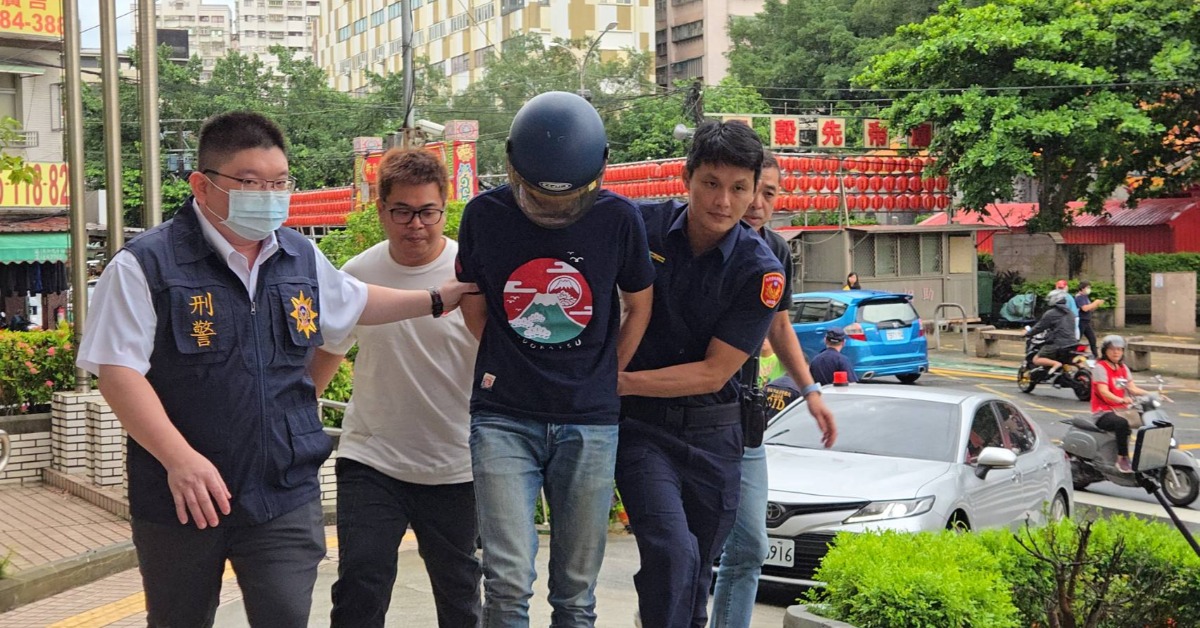 謝姓男子（戴安全帽者）當街砍死妻子與小姨子。（圖／東森新聞）