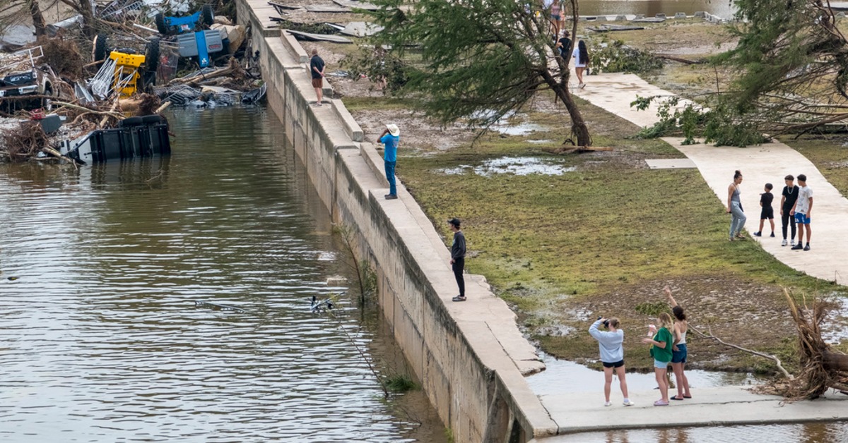 美國德州發生嚴重洪災，導致82人死亡還有10人失聯，當地半小時內河水暴漲近7公尺。（圖／美聯社）