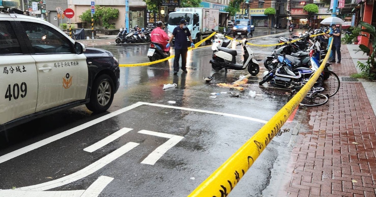 新北市土城區今（7日）上午發生1起驚悚命案，46歲謝姓男子開車衝撞妻子與小姨子，持刀對姊妹倆猛砍後逃逸。（圖／翻攝畫面）