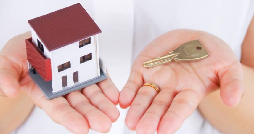 女子不解，兒子因買房事宜和兩老鬧翻，現在像把父母當成仇人一樣。（示意圖／PhotoAC）