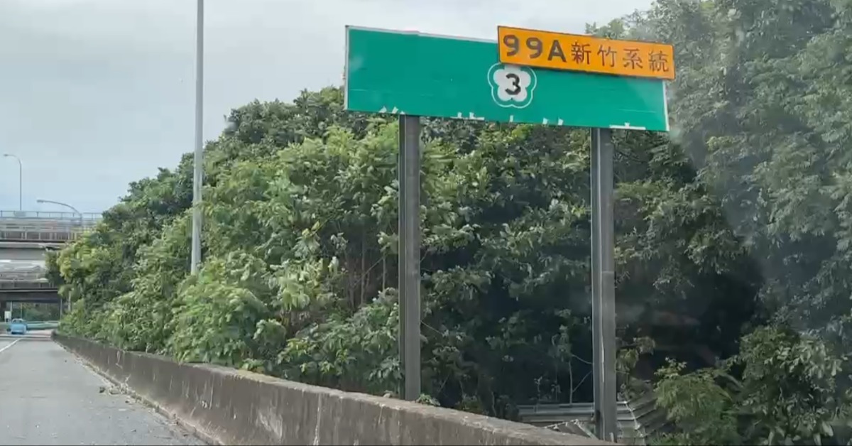 國道1號北向99.6公里發生自小客失控車禍，撞毀路標。（圖／東森新聞）