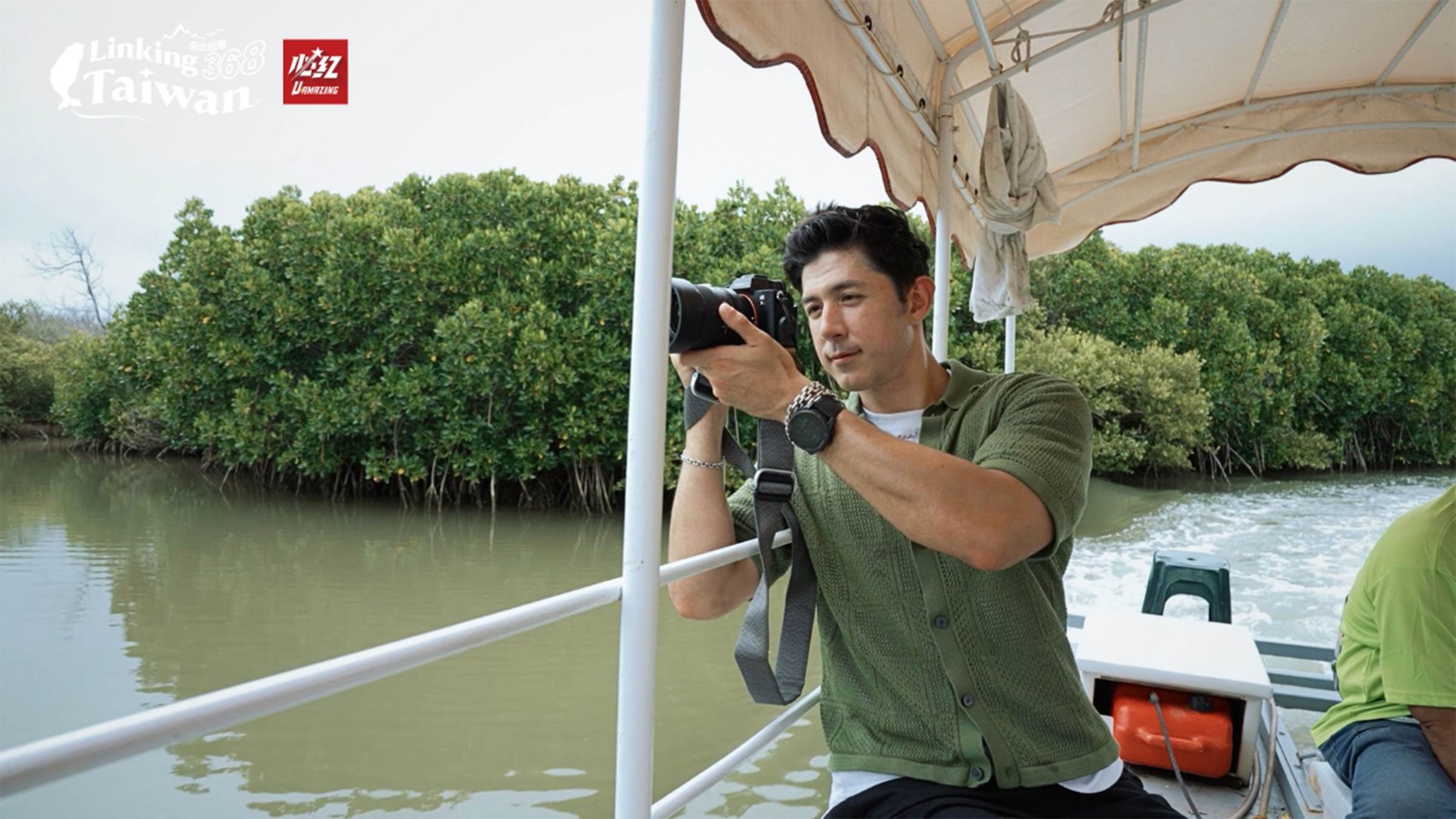 舞陽搭上遊船，從不同角度欣賞紅樹林美景，近距離觀察濕地生態、招潮蟹、彈塗魚還有水鳥。（圖／《Linking 368 Taiwan 恁去台灣》提供）