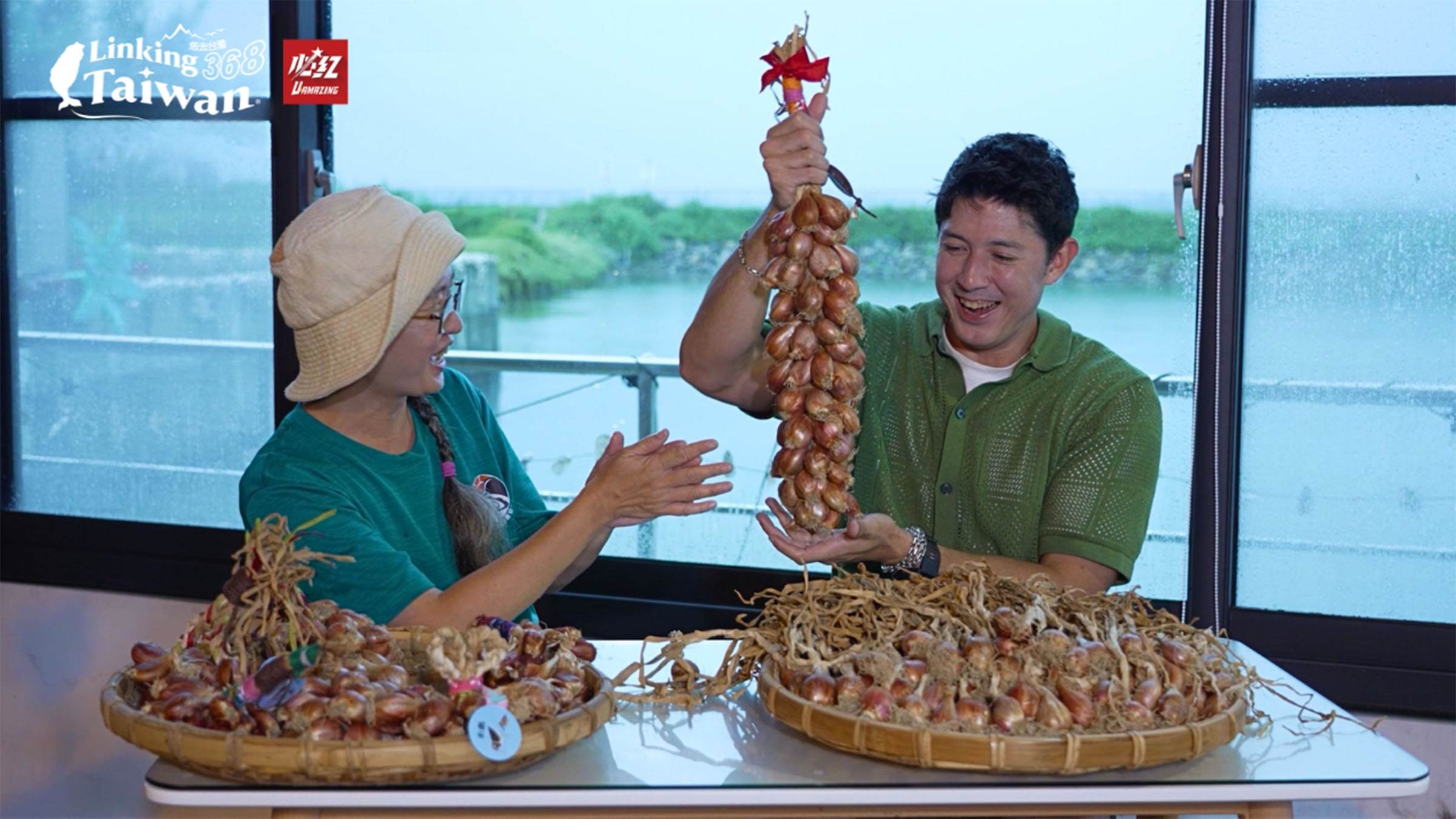 紅蔥頭在北門又稱為紅寶石，收成後的紅蔥頭曬乾，會把它編成蔥辮掛起來，是不是很像紅寶石項鍊！（圖／《Linking 368 Taiwan 恁去台灣》提供）