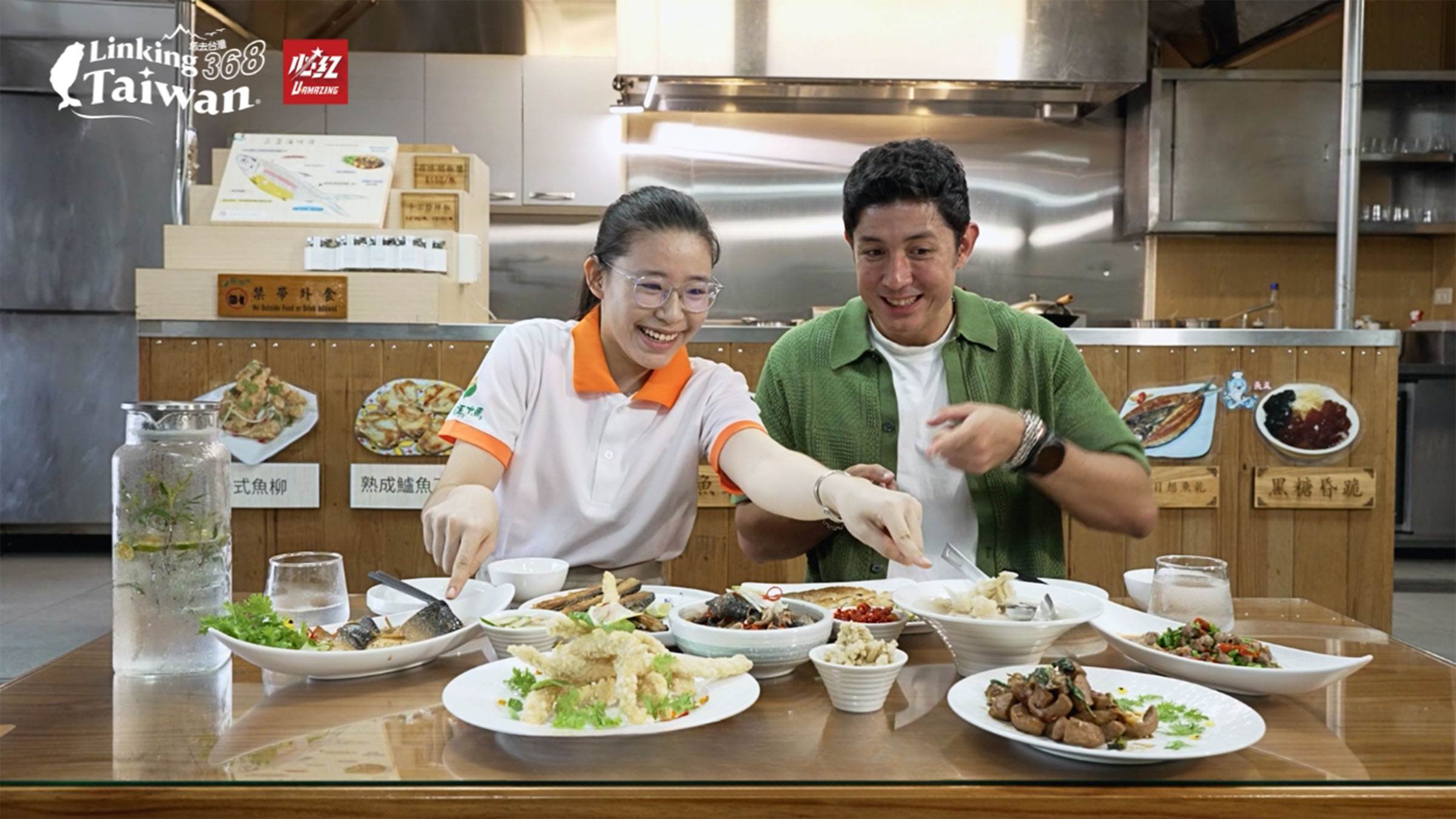 長盈海味屋在北門養魚已經四代。20年前，因當時第三代黃澐卿擅長廚藝，加上想協助父親與弟弟銷售鮮魚，因此開設長盈海味屋，賣的就是自家養的魚，加上北門地區傳統簡單的料理方法，卻沒想到因為魚隻本身食材品質極好，加上簡單原味，很快打響名號吸引許多客人。（圖／《Linking 368 Taiwan 恁去台灣》提供）