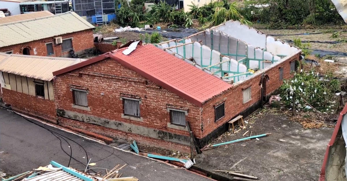 丹娜絲颱風將台南新營一間三合院的屋頂給掀起，屋頂飛到對街透天厝樓頂。（圖／東森新聞）