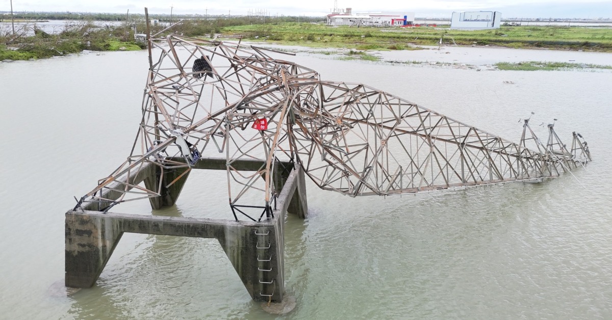 丹娜絲颱風共造成650支電桿、3座電塔倒塌，創下歷史紀錄。圖為嘉義布袋地區倒塌電塔。（圖／台電提供）