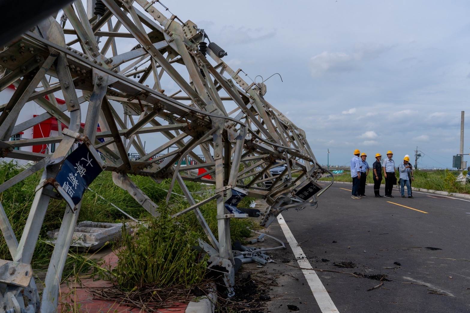 圖說:過往風災停電事故多為變壓器、線路斷落等設備引起,此次電桿倒斷及電塔倒塌範