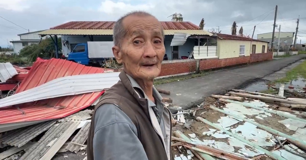 丹娜絲颱風在台南吹出16級風，80多歲老翁睡夢中被倒閉的牆壓到。（圖／東森新聞）