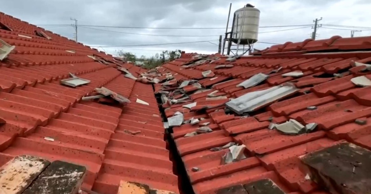 紅磚古厝磚瓦被丹娜絲颱風吹飛。（圖／東森新聞）