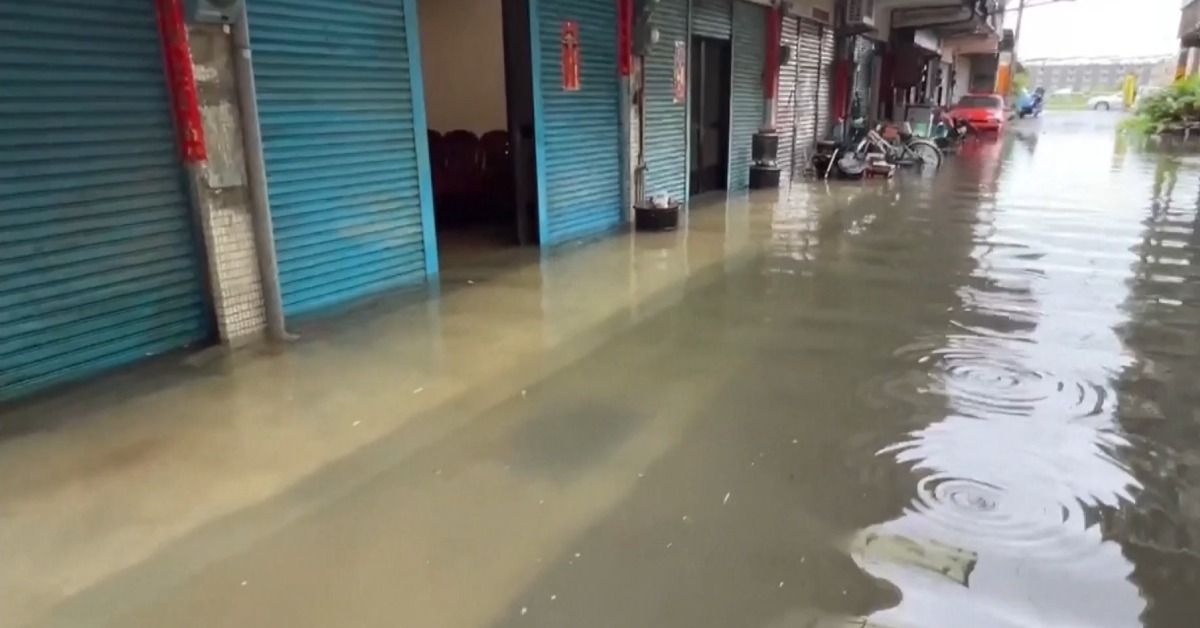 台中沙鹿的中山路，馬路變小河，水淹半個輪胎高。（圖／東森新聞）