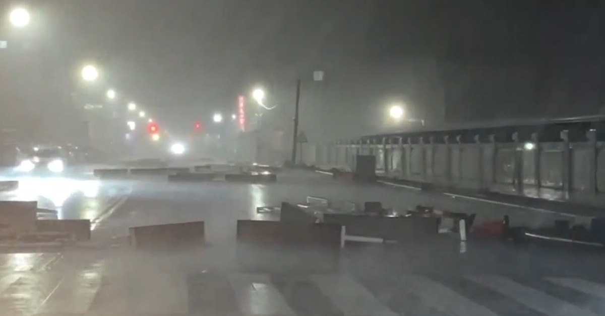 雲林北港街道機車、招牌、盆栽、樹木倒一片，鐵皮被吹掀四處亂飛。（圖／東森新聞）