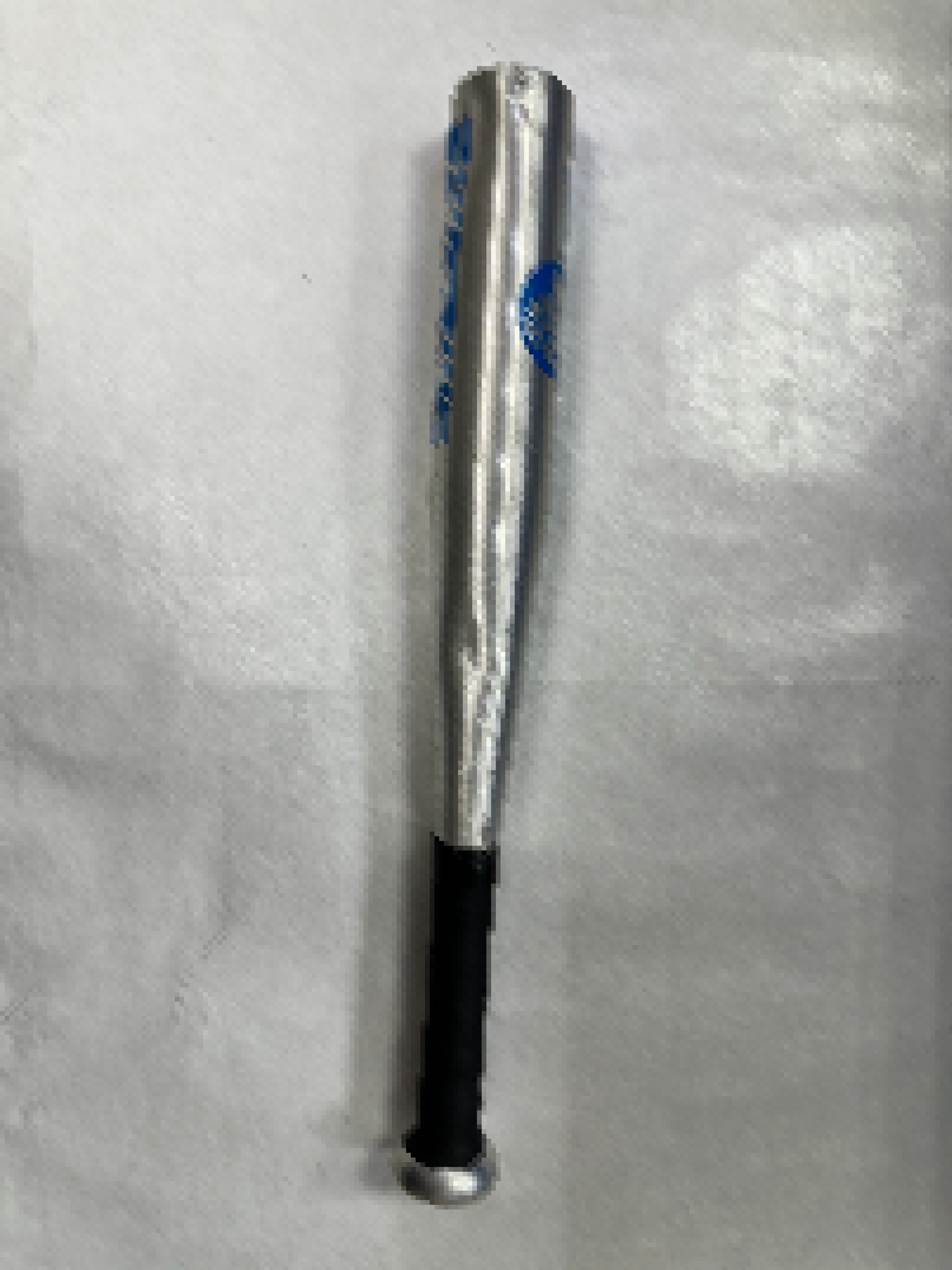 警方也在路肩找到犯案用的鋁棒。翻攝畫面