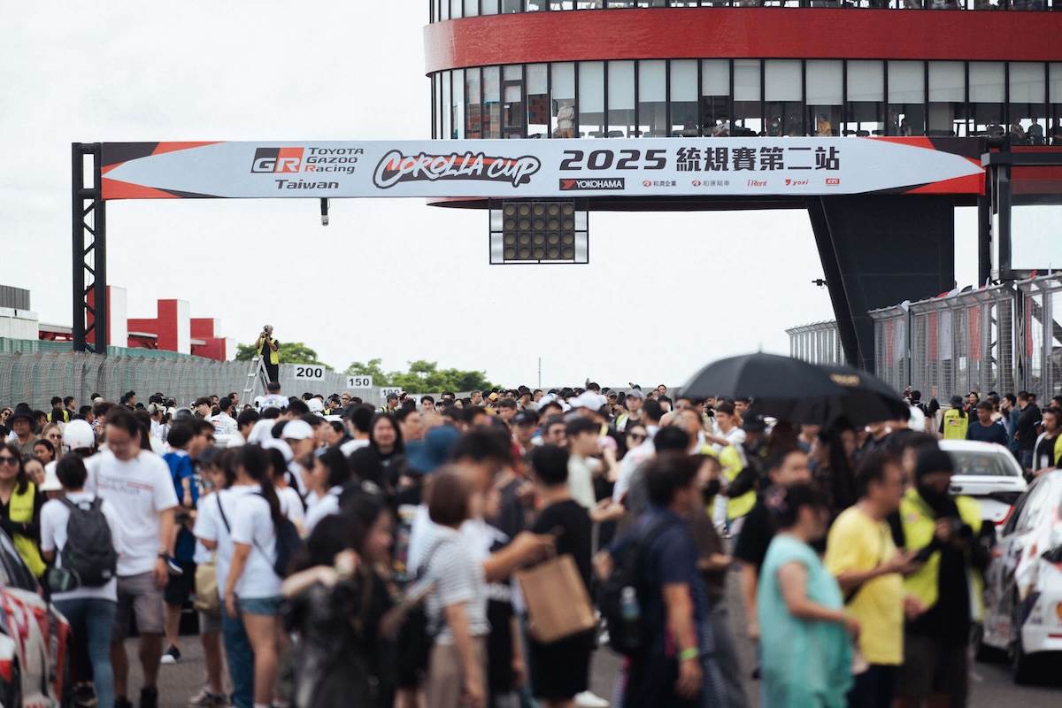 賽前Grid Walk期間吸引不少觀眾走進賽道互動拍照。(圖/和泰提供)