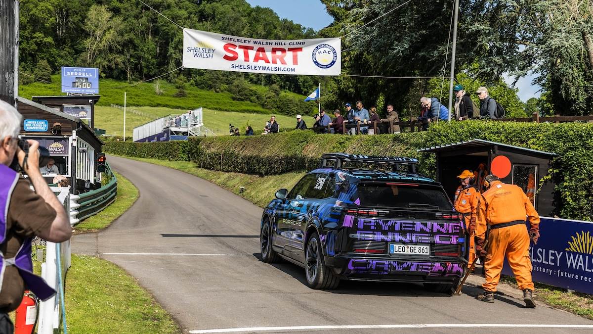 電動Cayenne通過起跑線外60碼(18.3公尺)的第一個測量點,僅耗時1.94秒 。(圖/Porsche提供)