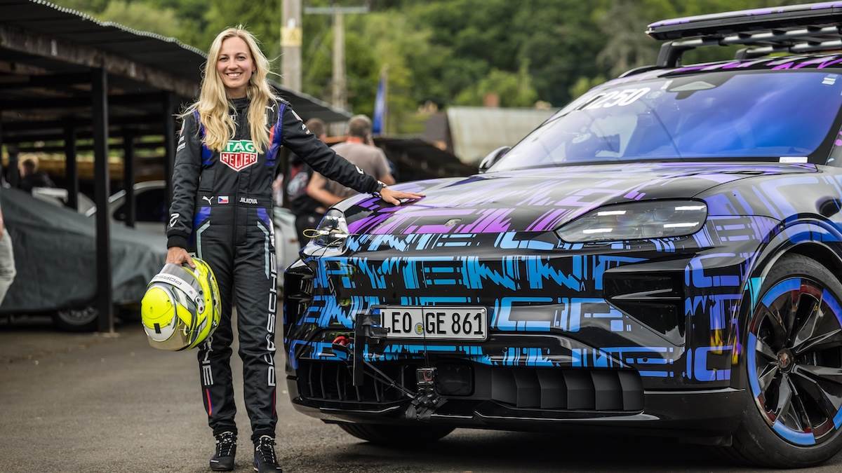 「TAG Heuer保時捷電動方程式車隊」的模擬器與研發車手Gabriela Jílková,駕駛這輛偽裝版電動Cayenne攀爬這段柏油山坡 。(圖/Porsche提供)