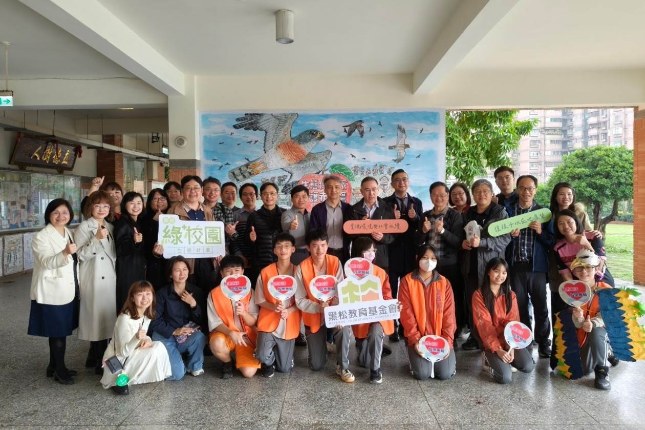 會稽國中通過臺美生態學校認證,成為桃園第一所「國中級」生態學校,黑松教育基金會安排夥伴學校參訪,觀摩學校將赤腹鷹融入校訂課程。(圖/黑松教育基金會提供)