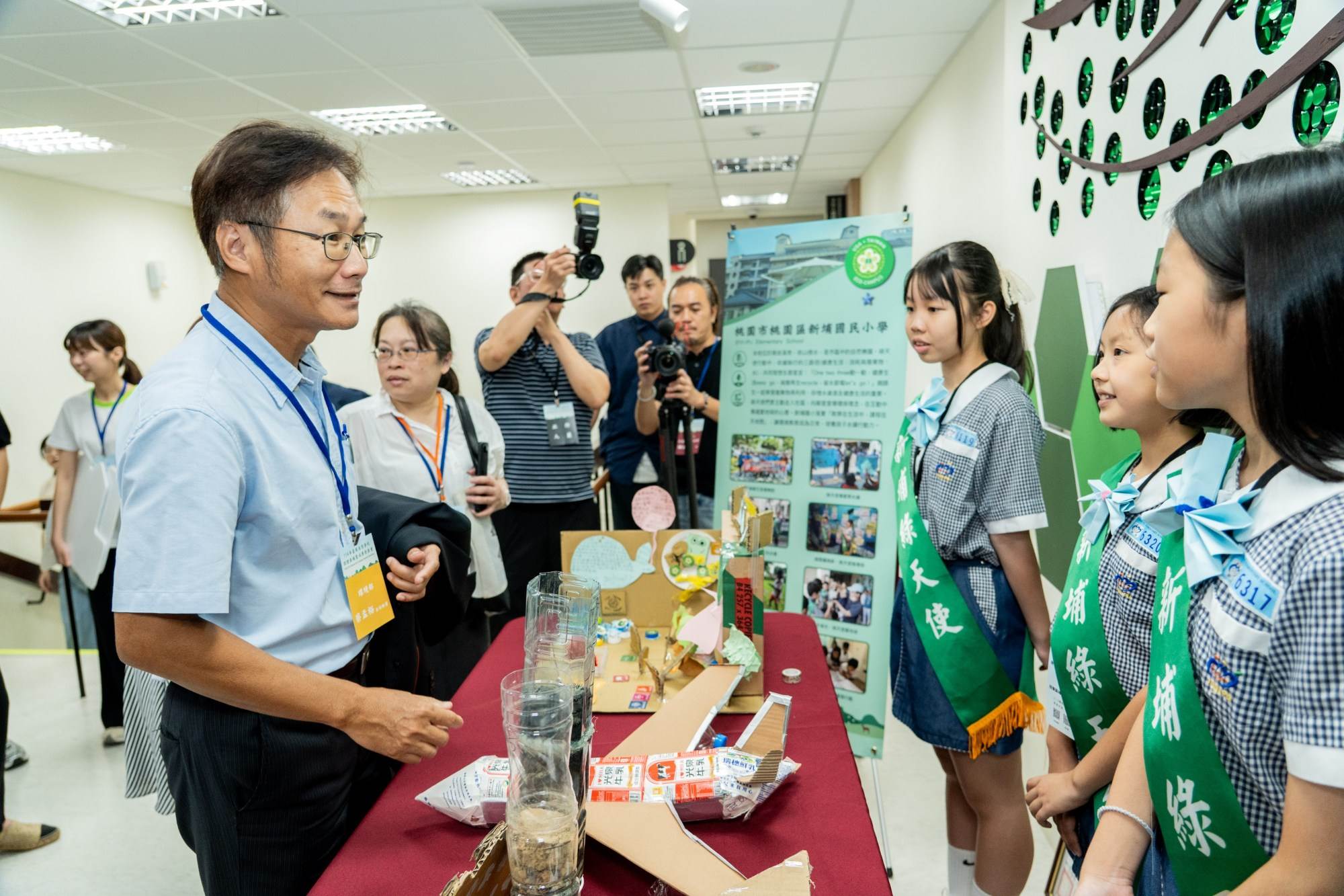 桃園市新埔國小「Eco-School綠天使」生態團隊的孩子分享「淨零綠色生活地圖」,宣導負責任的地球公民與節約能源的觀念。(圖/黑松教育基金會提供)