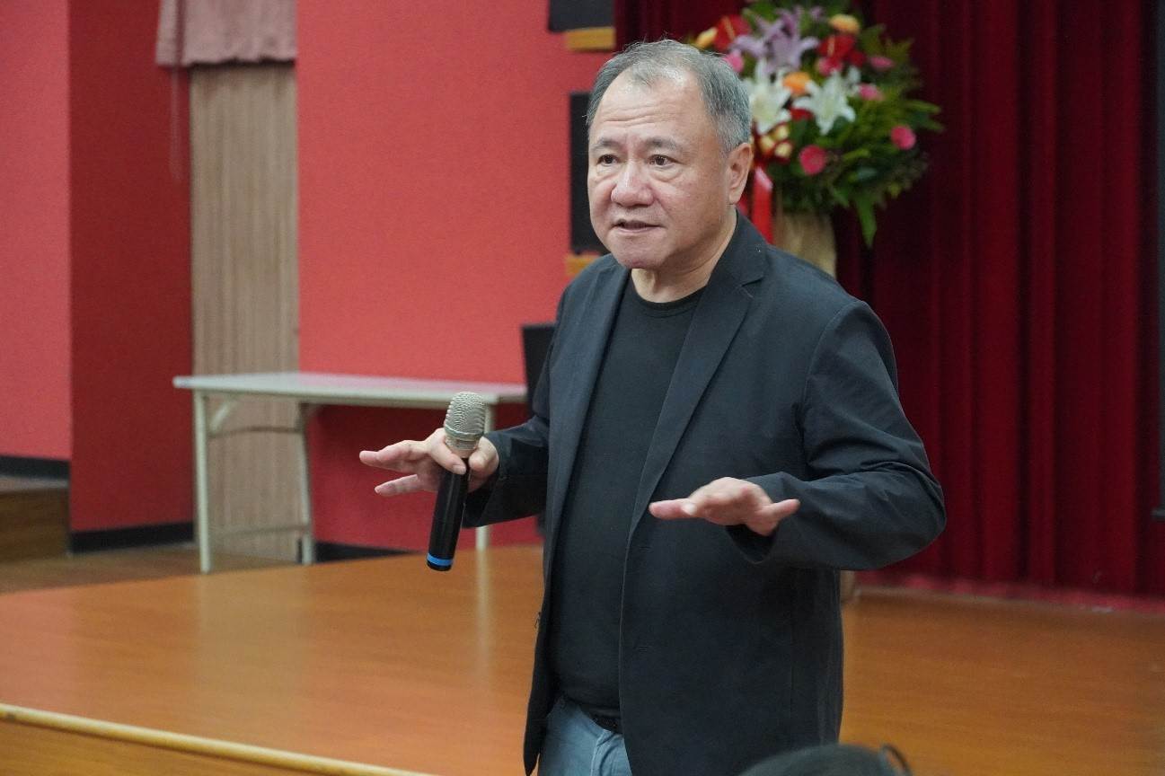 台灣設計研究院研發長劉世南，以「新啟蒙時代：人工智慧帶來的文明未來」為題發表專題演講。（圖／中華大學提供）