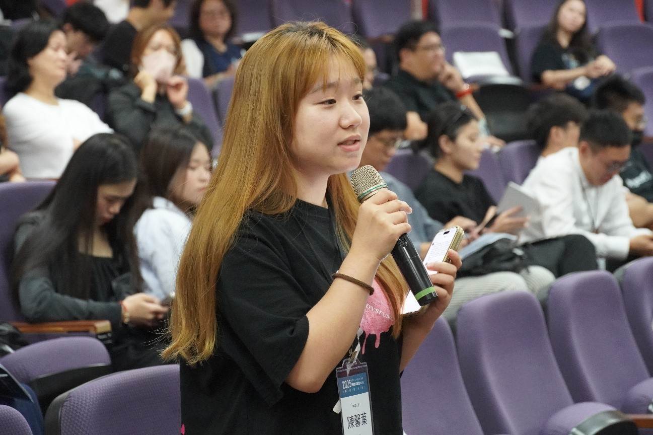 在「新啟蒙時代：人工智慧帶來的文明未來」專題演講後，現場學生紛紛踴躍提問，展現濃厚學術交流氛圍。（圖／中華大學提供）