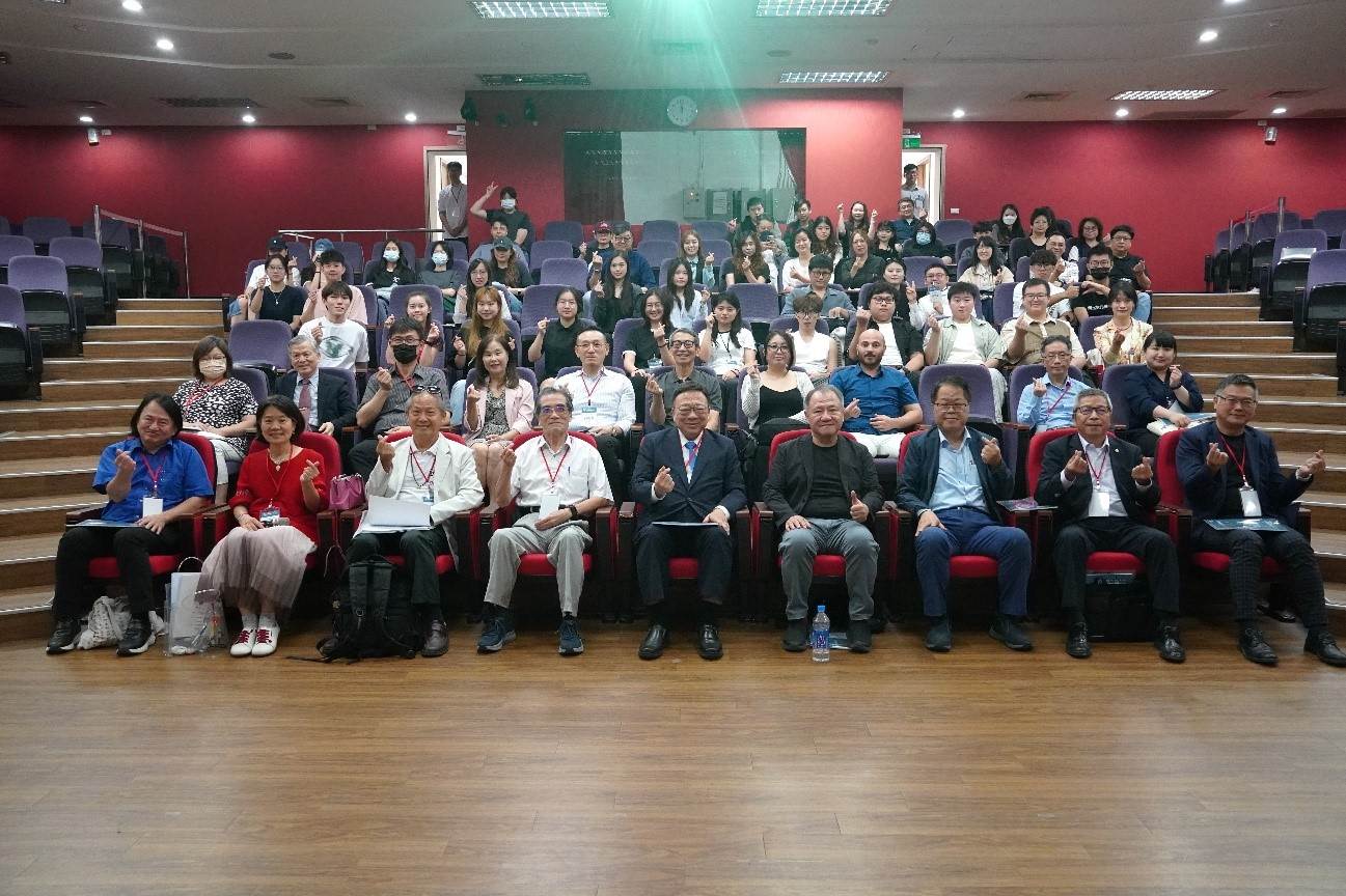 眾人於研討會後合影留念。（圖／中華大學提供）