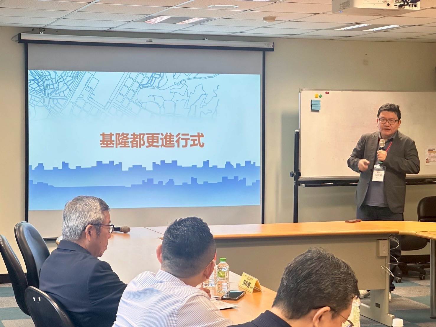 研討會下午舉行兩場主題論壇，邀請全台專家學者聚焦「智慧城市」與「都市更新」議題。（圖／中華大學提供）