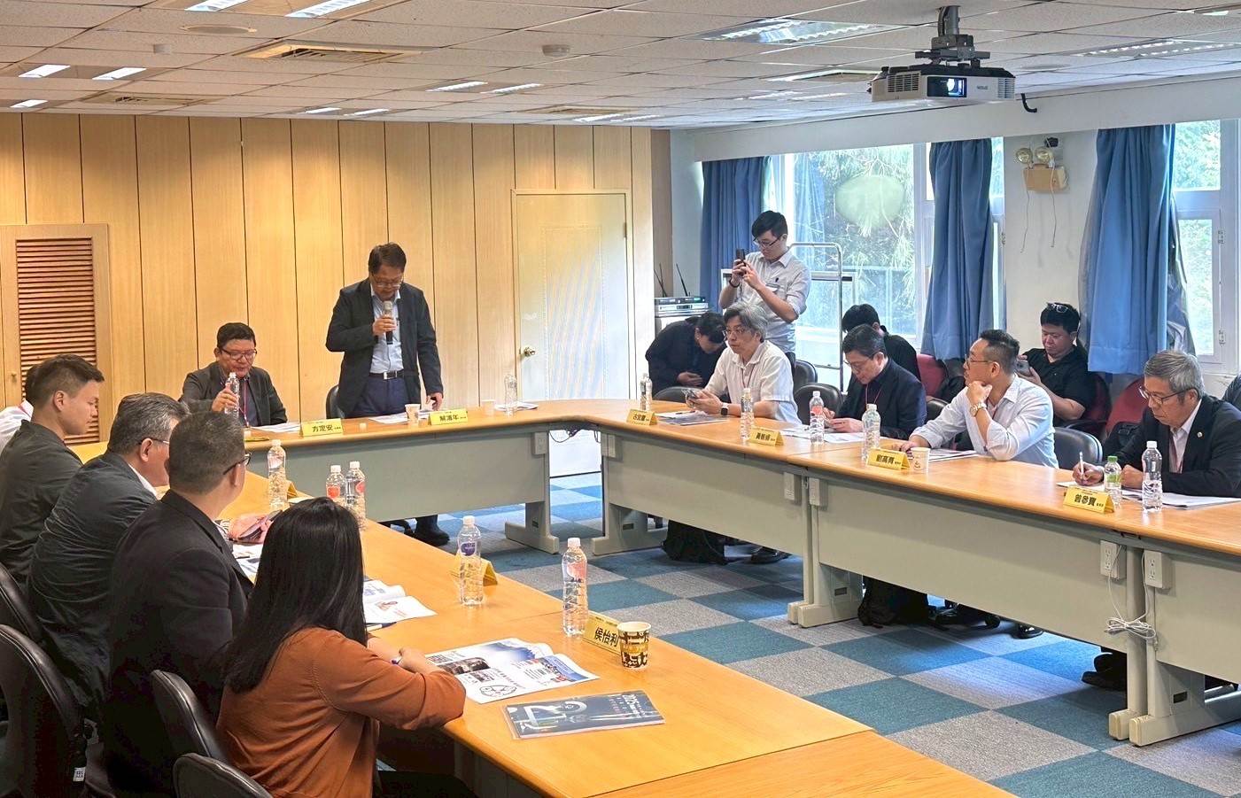 現場近30篇論文發表，涵蓋AI應用、轉型治理與權力轉移理論等主題，展現各界研究者豐碩成果。（圖／中華大學提供）