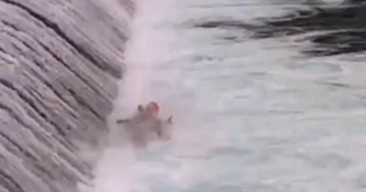 監視器錄下船艇翻覆瞬間。（圖／翻攝畫面）