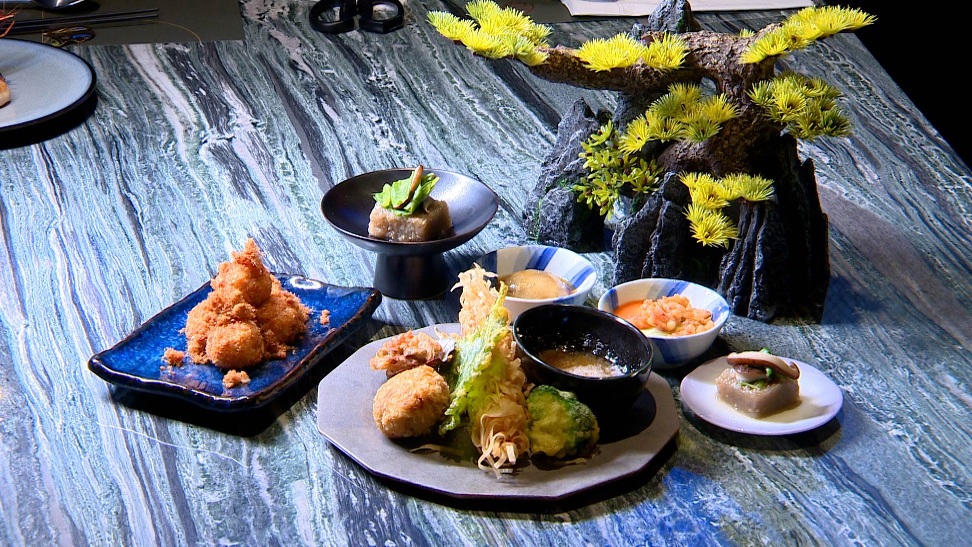 台南限定「清蒸肉圓」內餡結合虱目魚肚,搭配和風柚子胡椒醬汁,展現創意與在地風味。(圖/東森新聞)