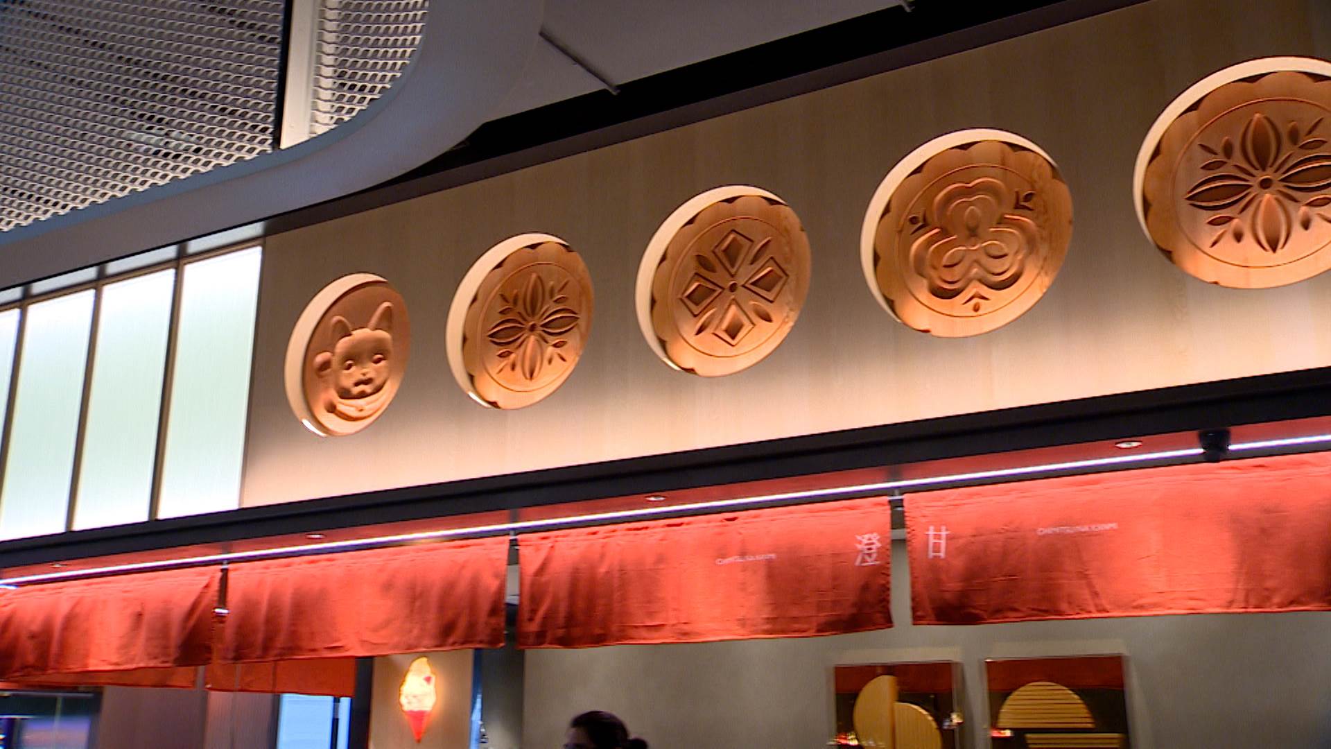 室內空間設計融入嘉南大圳與赤崁樓等台南地景元素,呈現古今交錯的用餐氛圍。(圖/東森新聞)