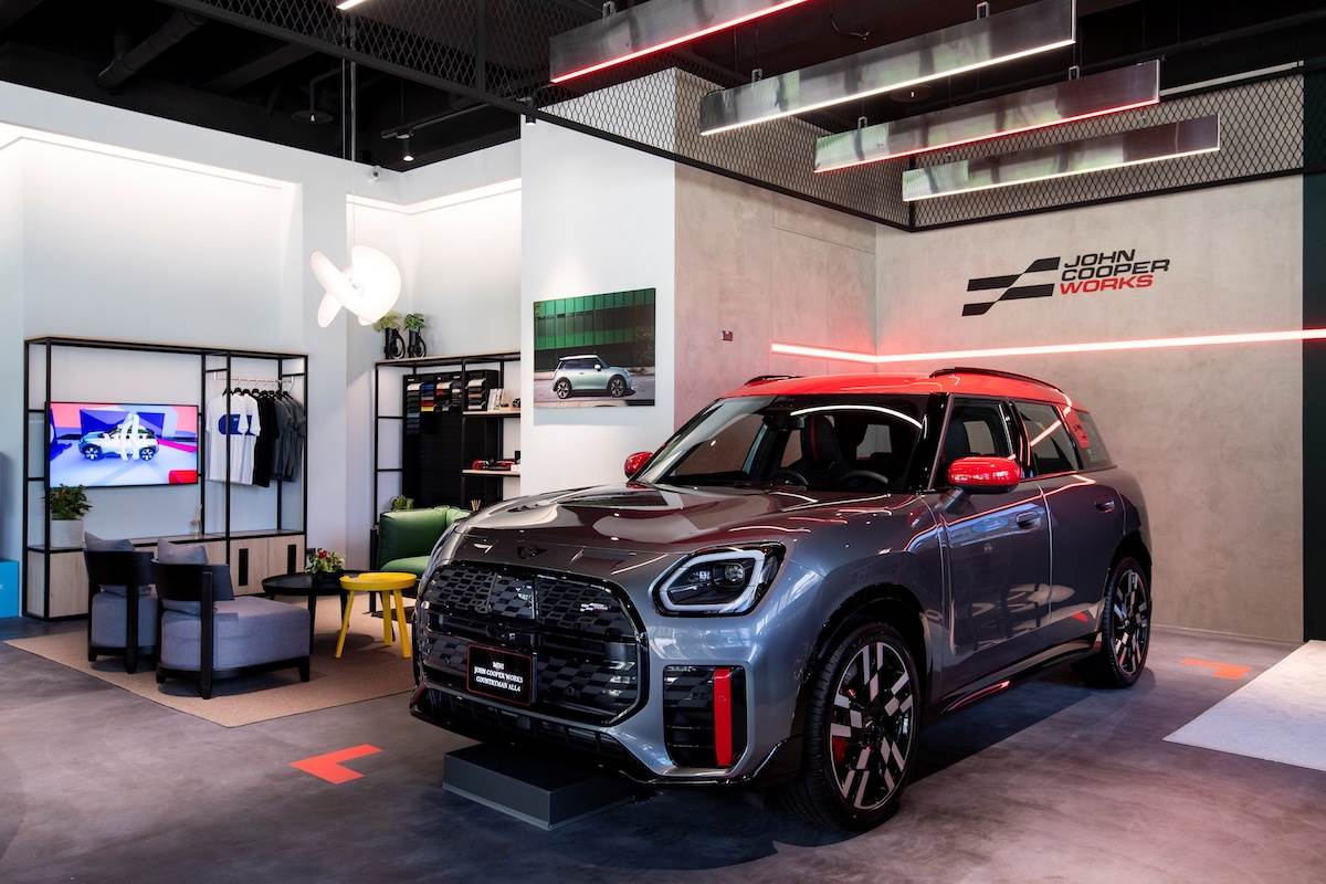 MINI John Cooper Works專屬賞車空間,展現MINI JCW高性能車款的熱血風格與賽道基因。(圖/汎德提供)